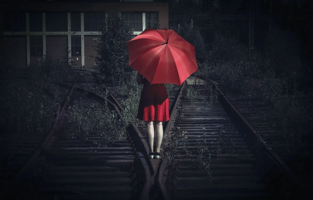 Фото обои девушка, зонт, железная дорога