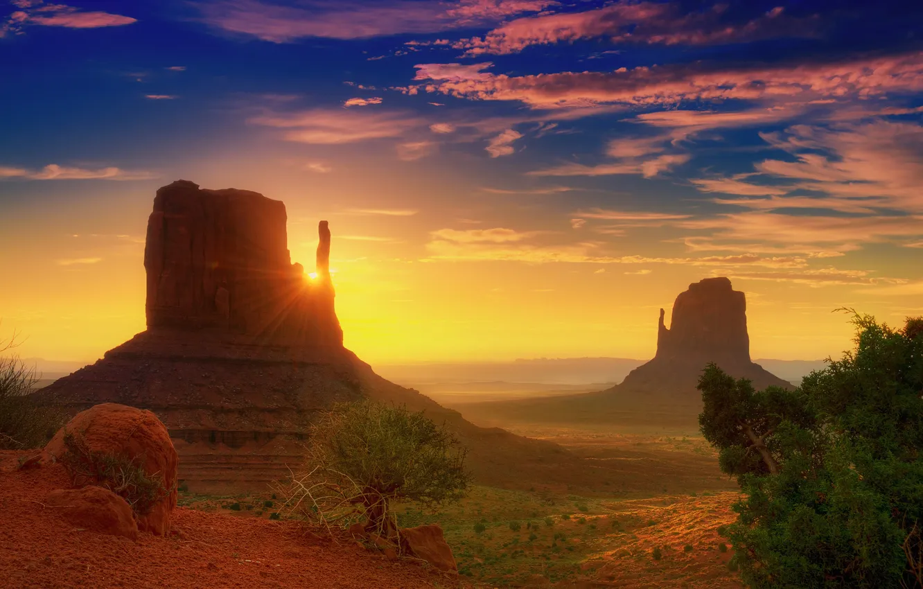 Фото обои облака, лучи, рассвет, пустыня, юта, долина монументов