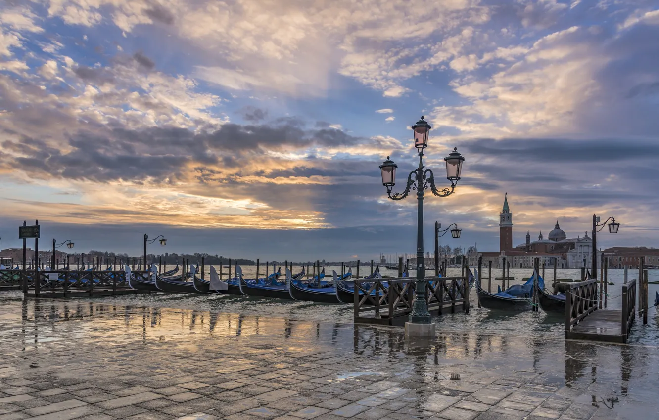 Фото обои Италия, фонарь, Венеция, канал, гондолы
