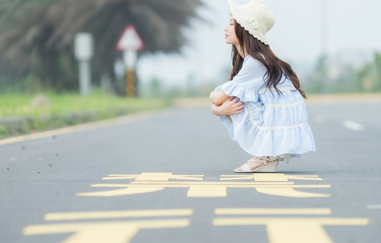 Фото обои дорога, платье, шляпка, восточная девушка