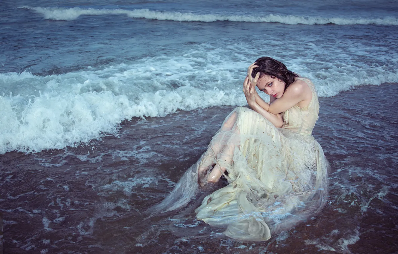 Фото обои море, волны, девушка, поза, руки, платье