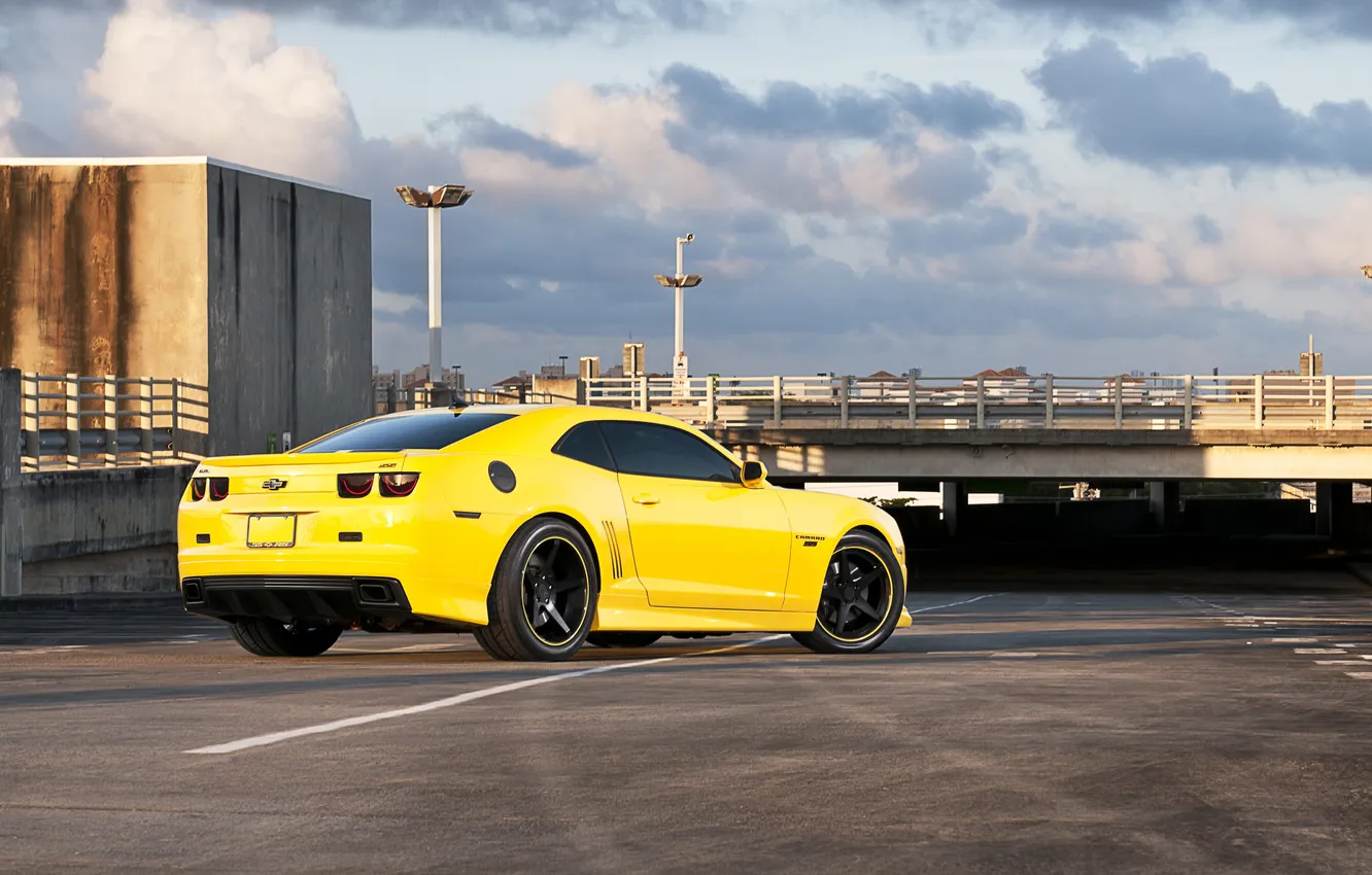 Фото обои желтый, фонари, парковка, шевроле, вид сзади, chevrolet, yellow, камаро