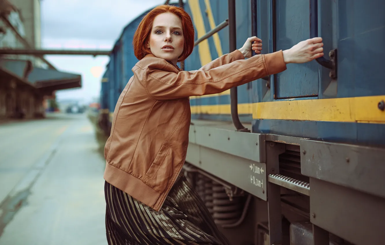 Фото обои взгляд, девушка, модель, поезд, куртка, рыжая, рыжеволосая, kassio. epia