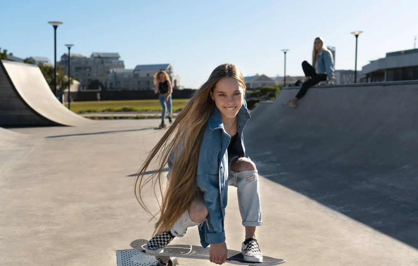 Фото обои girl, long hair, woman, beautiful, model, jeans, sweet, T-shirt