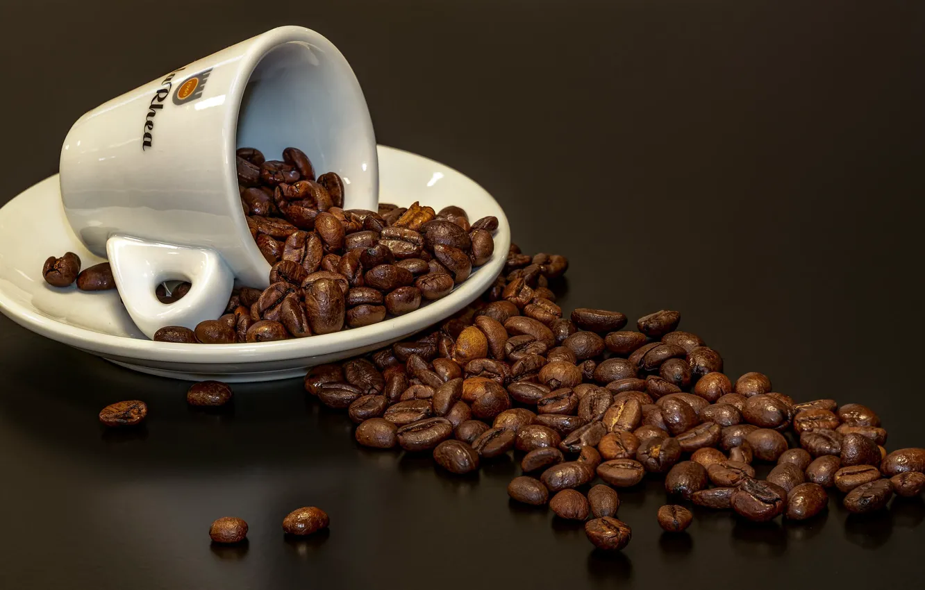 Фото обои кофе, кружка, россыпь, кофейные зерна, блюдце, коричневый фон