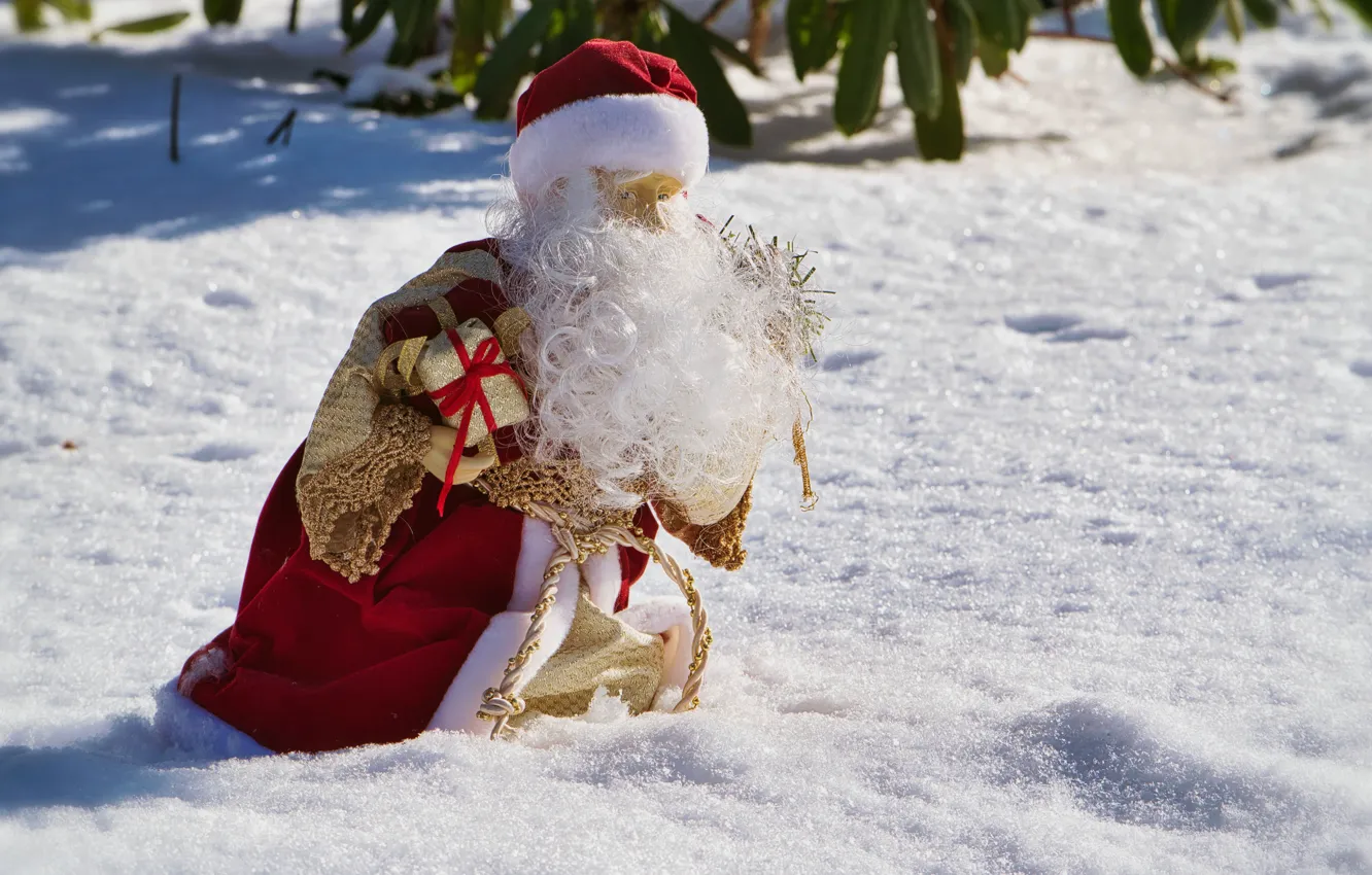 Фото обои зима, снег, праздник, игрушка, кукла, Рождество, сугробы, Новый год