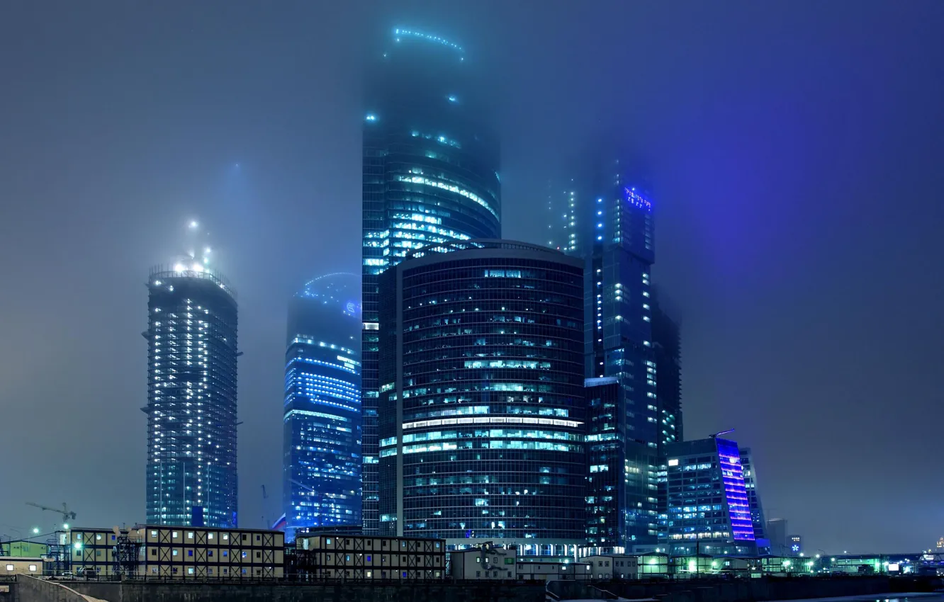 Фото обои ночь, город, огни, туман, москва, небоскребы, постройка, комплекс