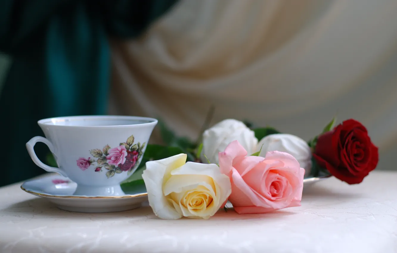 Фото обои цветы, стол, праздник, чай, розы, чашка, натюрморт
