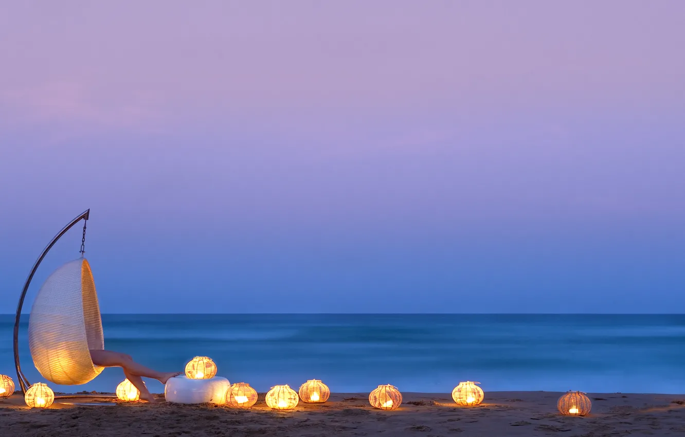 Фото обои пляж, океан, кресло, вечер, свечи, ножки