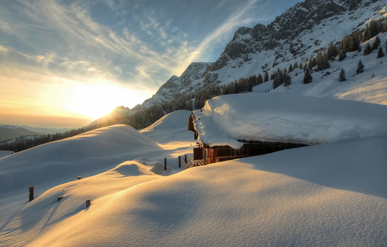 Фото обои снег, горы, дом, сосульки, склон, заснежено