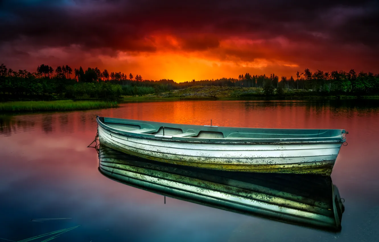 Фото обои лес, небо, закат, тучи, река, берег, лодка