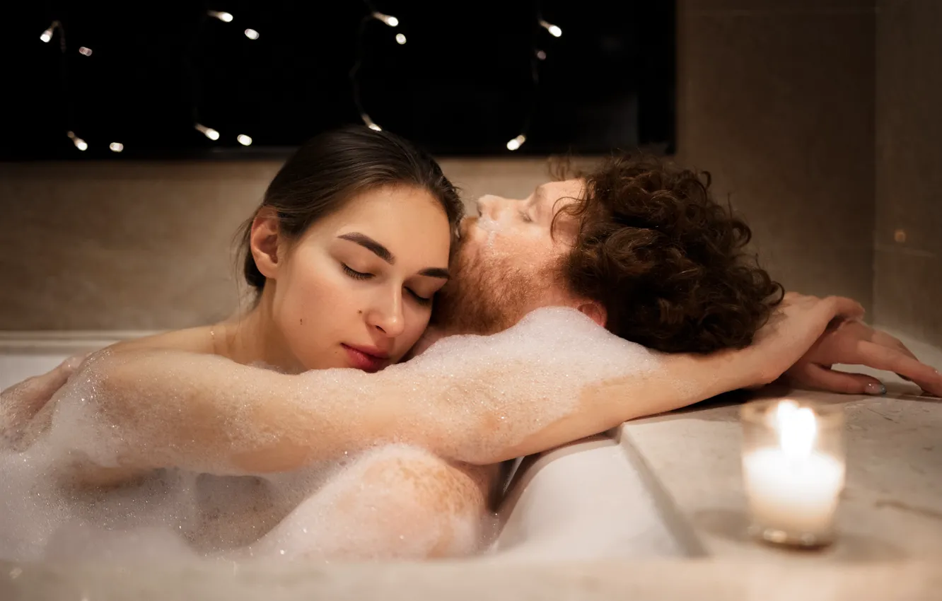Фото обои пена, девушка, свеча, объятия, ванная, парень, влюблённые, Ana Ray