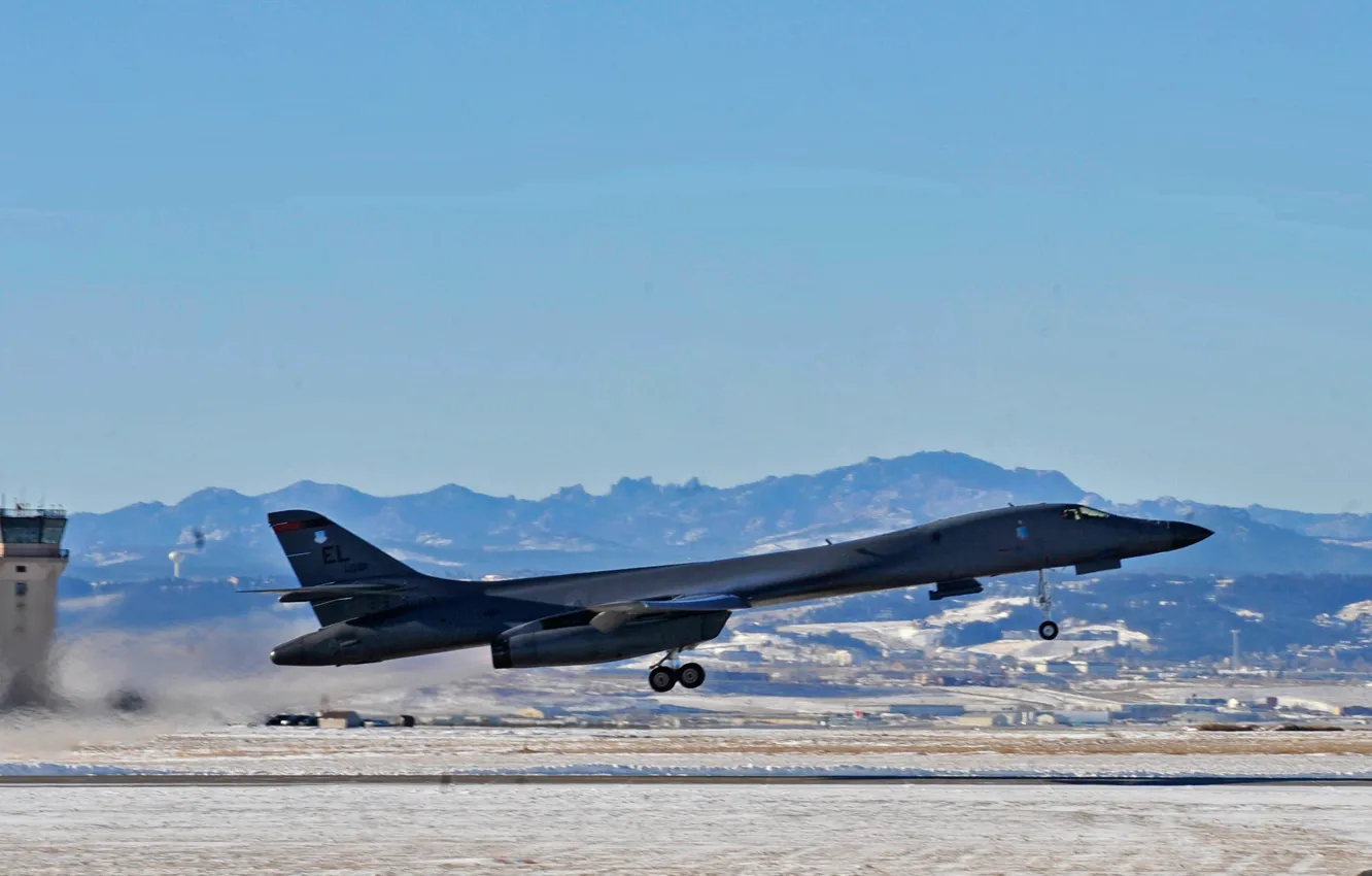 Фото обои Lancer, бомбардировщик, аэродром, взлет, B-1B, стратегический, сверхзвуковой
