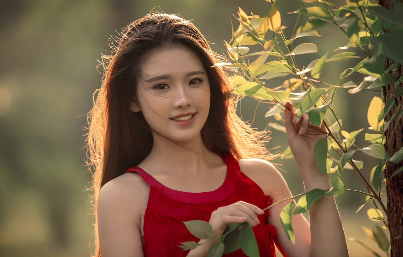 Фото обои листья, девушка, ветки, природа, улыбка, дерево, брюнетка, азиатка