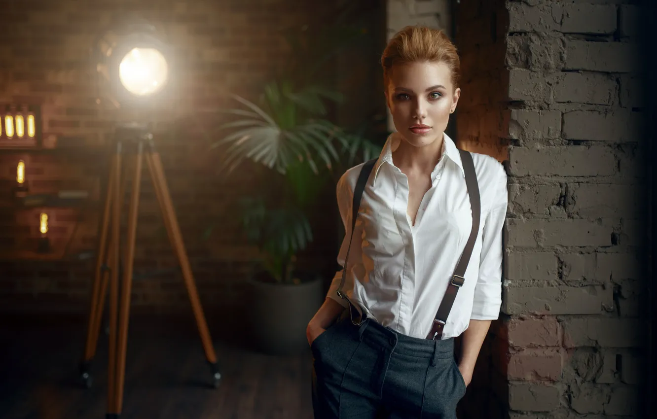 Фото обои взгляд, девушка, поза, прожектор, брюки, подтяжки, Макс Кузин, Ольга Долот