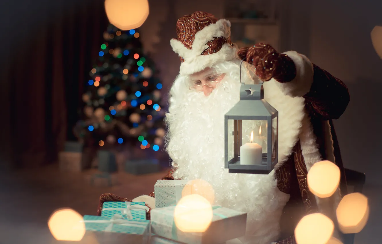 Фото обои огни, поза, комната, праздник, человек, свеча, очки, Рождество