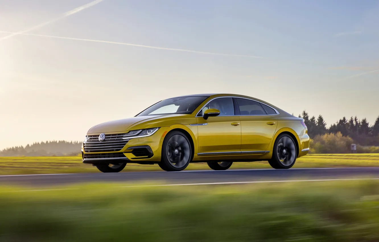 Фото обои жёлтый, движение, Volkswagen, 2018, R-Line, лифтбэк, Arteon, 2019