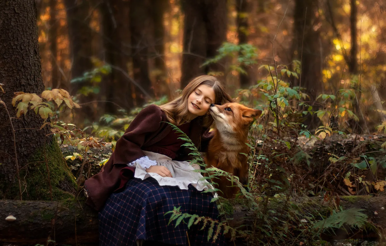 Фото обои лес, лиса, девочка, друзья, закрытые глаза, Анастасия Картушина