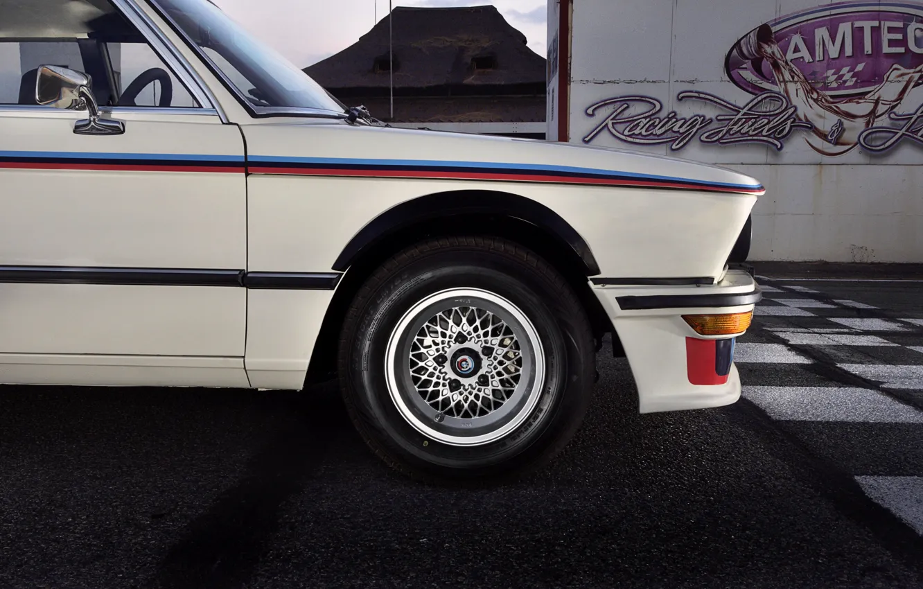 Фото обои BMW, седан, сбоку, бампер, 1976, четырёхдверный, 5-series, E12