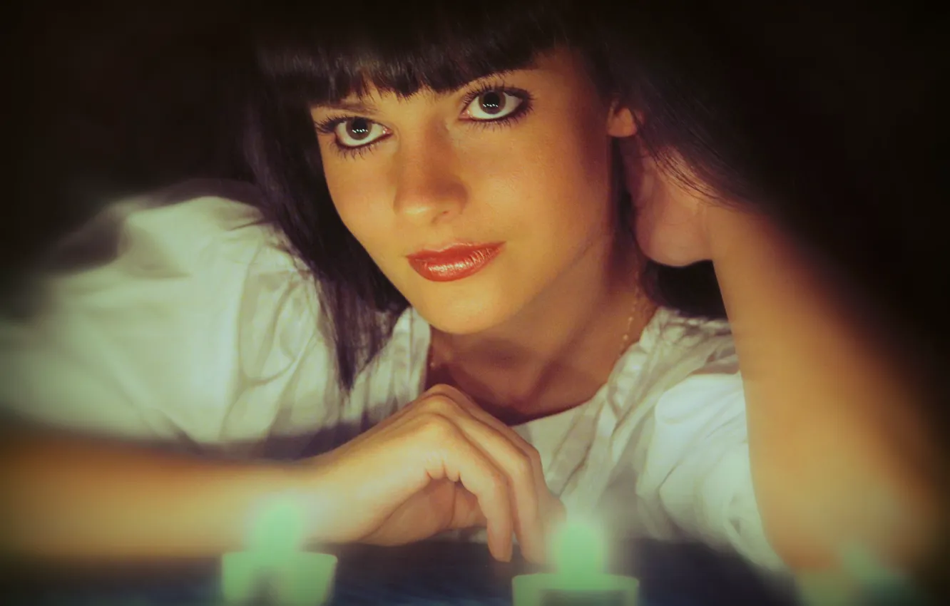 Фото обои глаза, девушка, ночь, огни, темнота, волосы, свечи, брюнетка