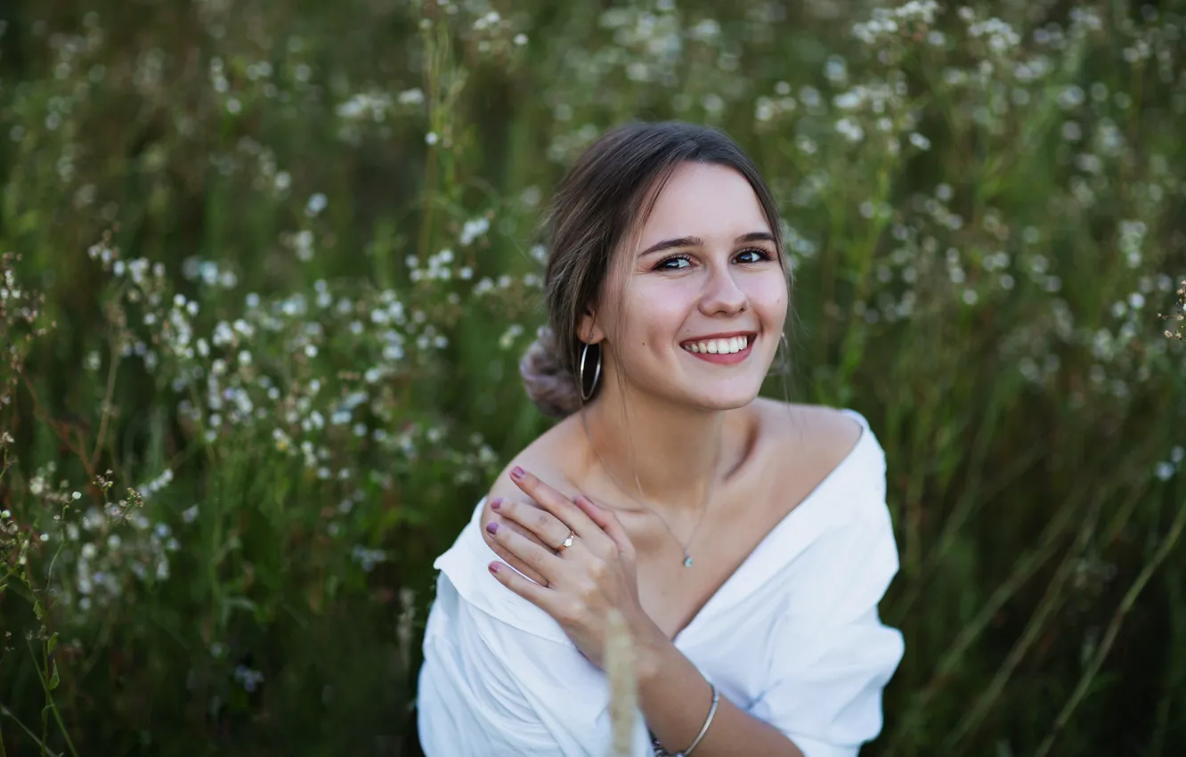 Фото обои девушка, украшения, природа, улыбка, брюнетка, травы, плечи, Евгения Брусенцова