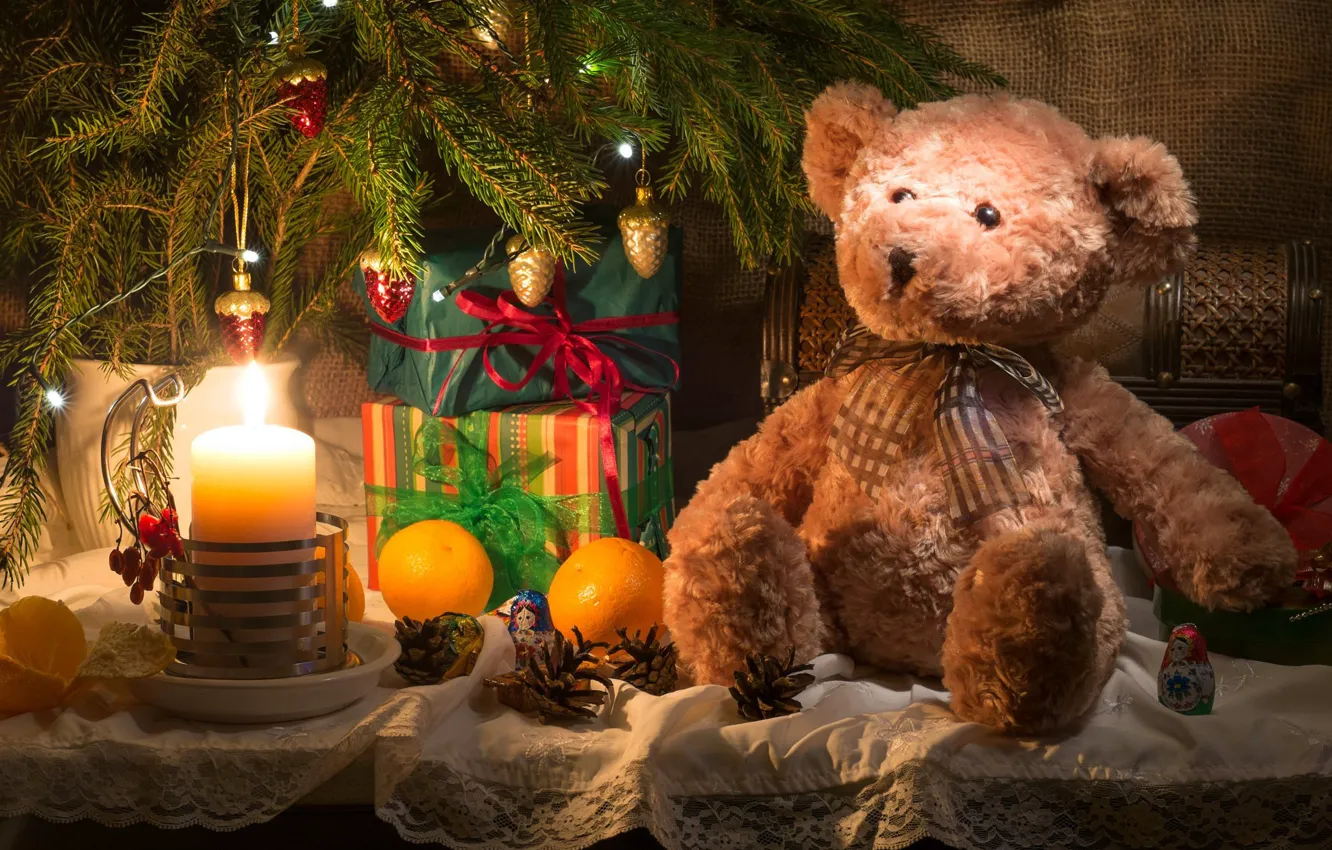 Фото обои игрушки, новый год, свеча, ель, апельсины, ветка, мишка, подарки