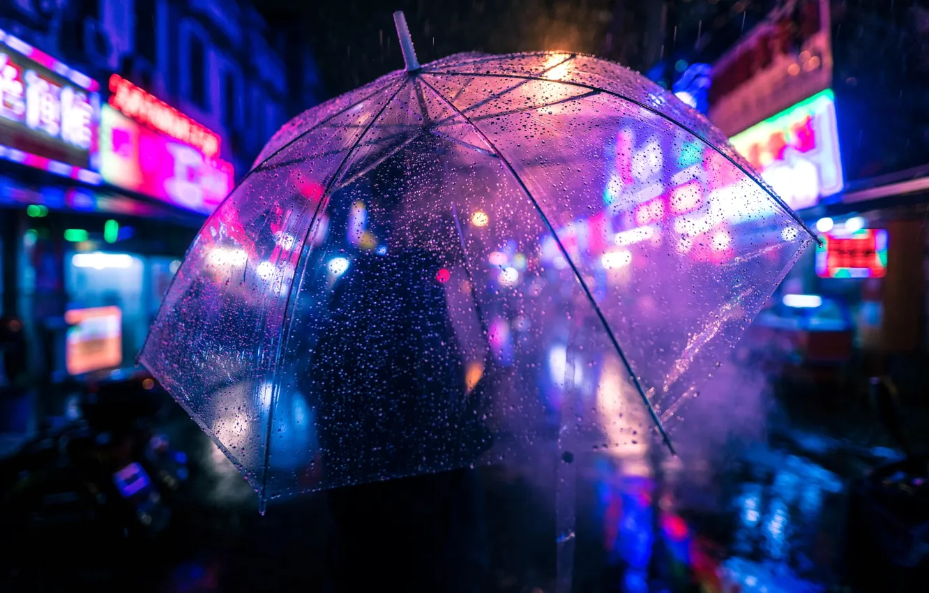 Фото обои капли, ночь, огни, дождь, человек, зонт, боке