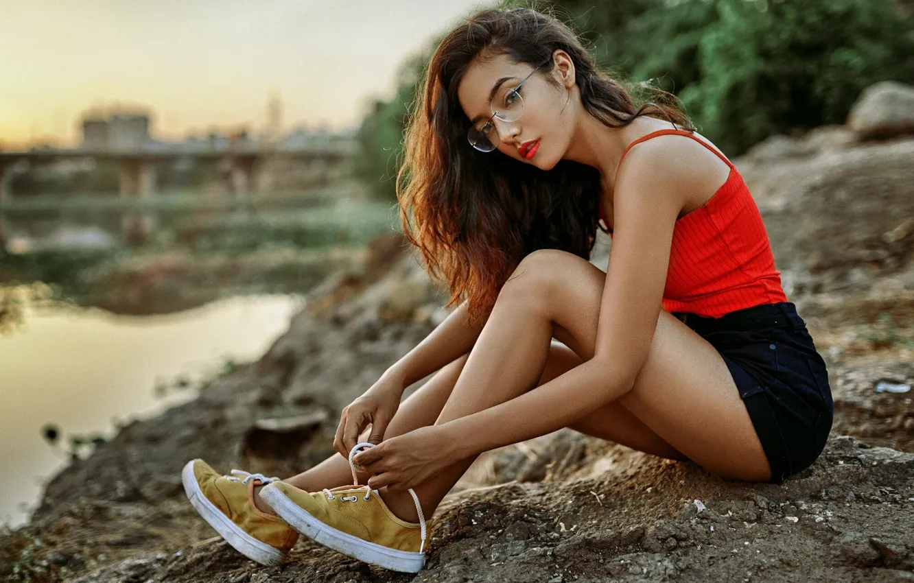 Фото обои shorts, sky, model, brunette, sitting, red lipstick, tank top, jean shorts