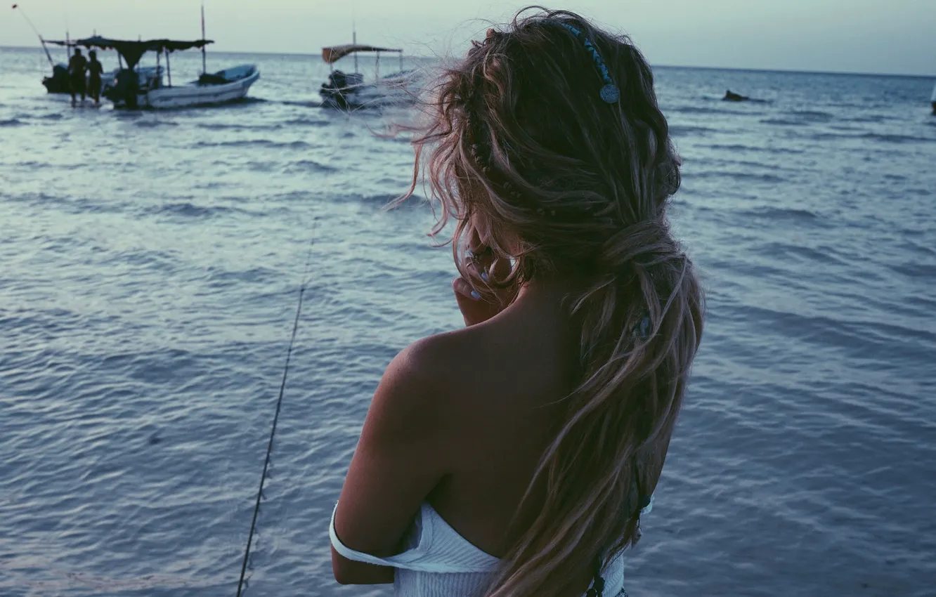 Фото обои модель, актриса, блондинка, фотограф, стоит, смотрит, вдаль, моря