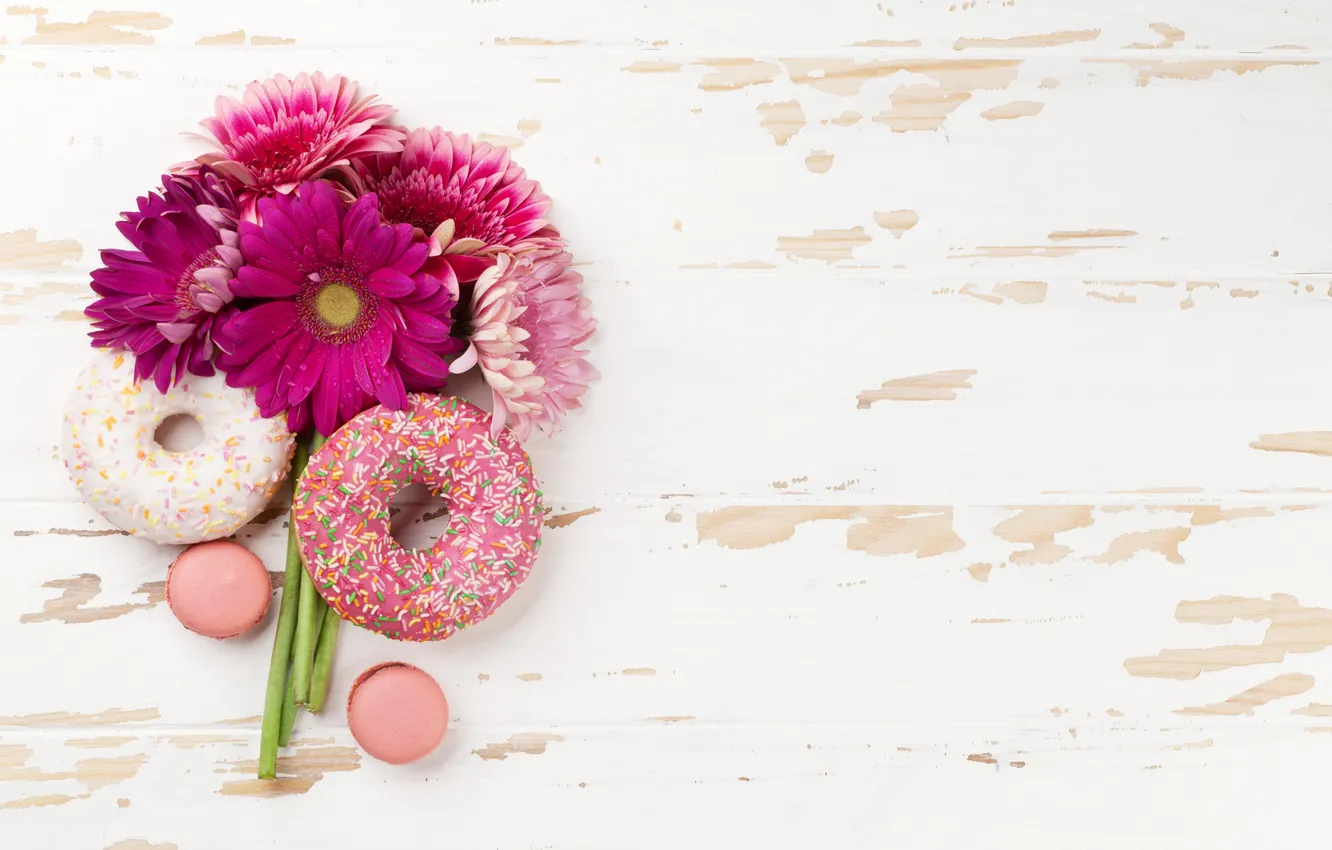 Фото обои цветы, пончики, герберы, wood, pink, flowers, with love, macarons