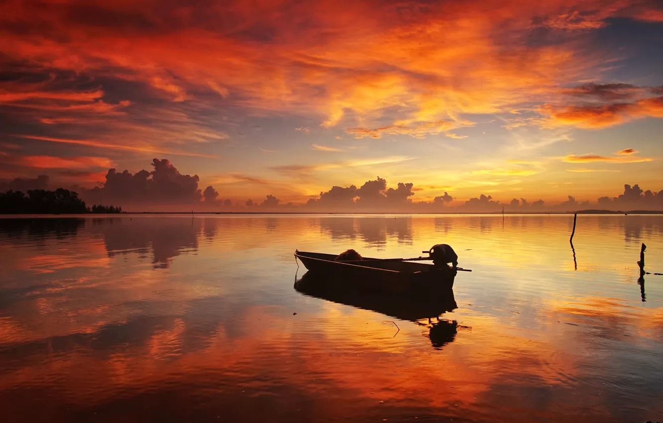 Фото обои небо, облака, озеро, лодка, зарево