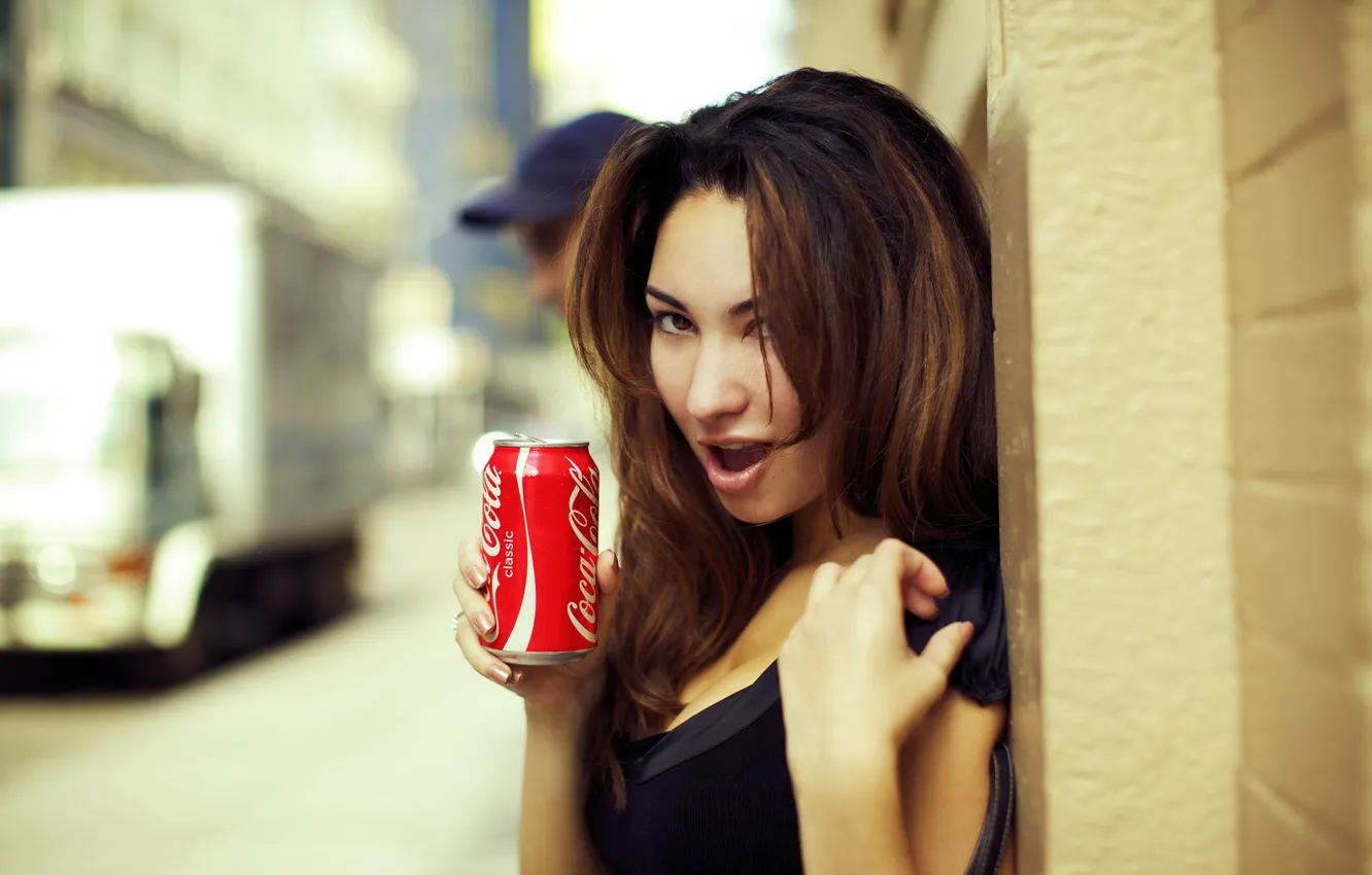 Фото обои девушка, город, напиток, coca cola