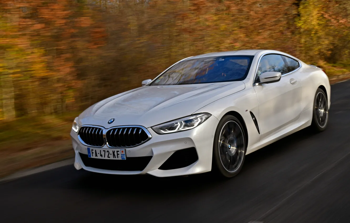 Фото обои белый, листва, купе, BMW, обочина, 2018, 8-Series, 8er