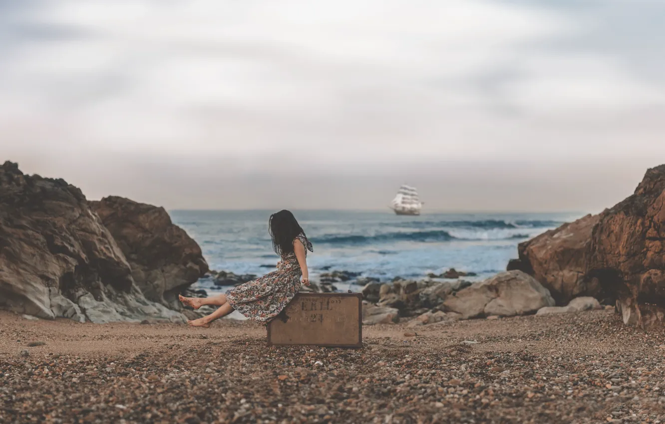 Фото обои море, галька, скалы, корабль, парусник, девочка, чемодан