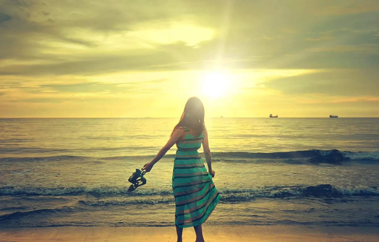 Фото обои волны, пляж, небо, солнце, облака, Девушка, платье