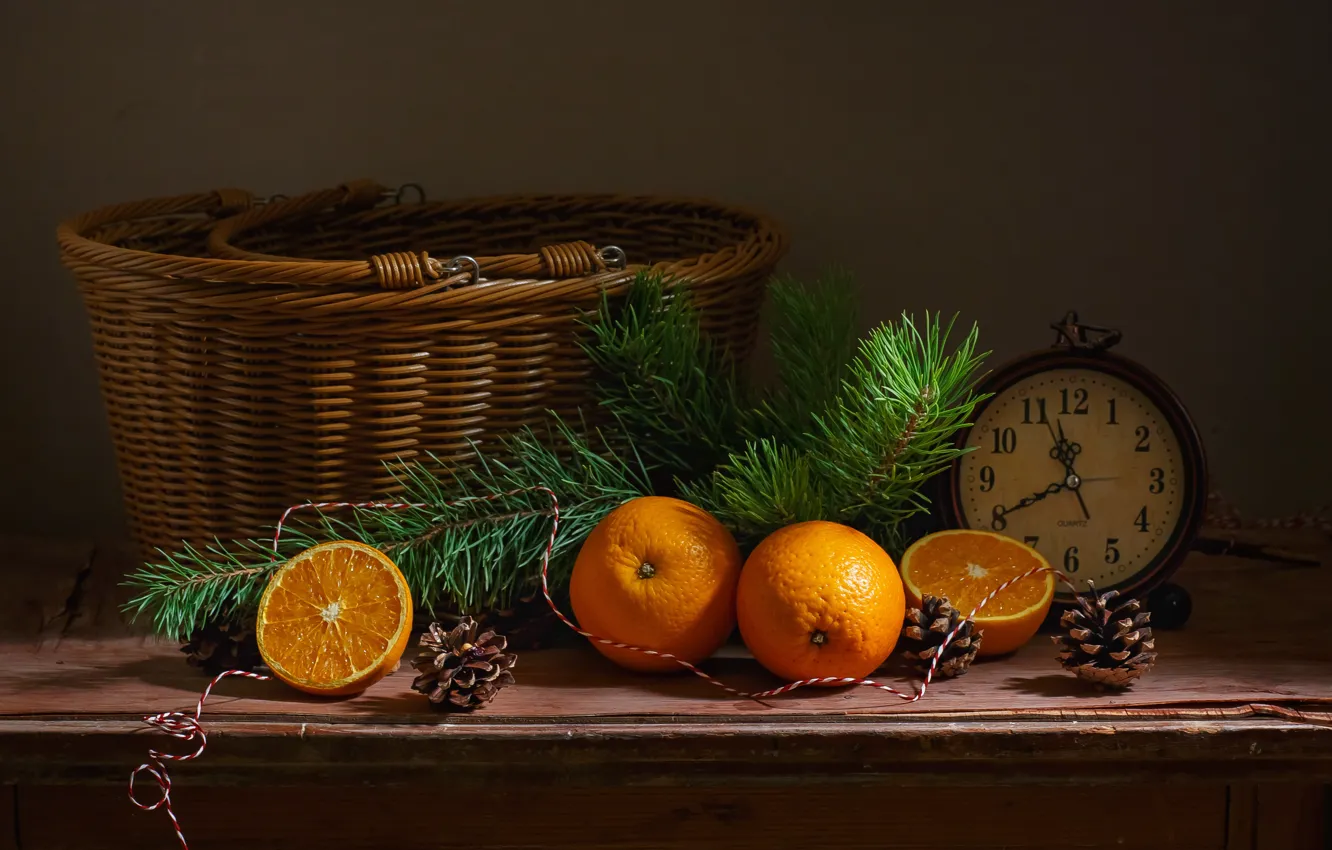 Фото обои праздник, корзина, часы, новый год, ель, апельсины, ветка, будильник