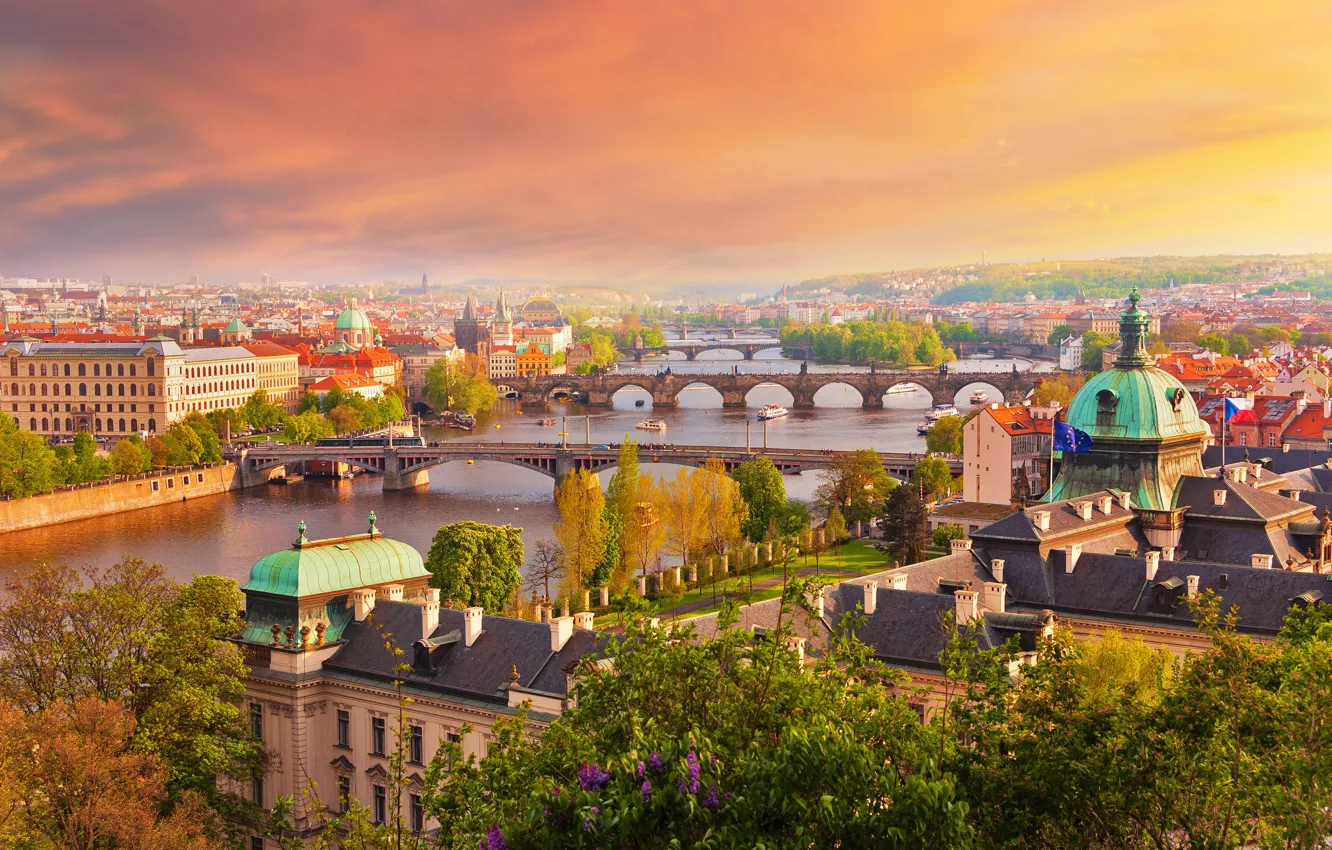 Фото обои осень, небо, солнце, деревья, город, река, дома, Прага