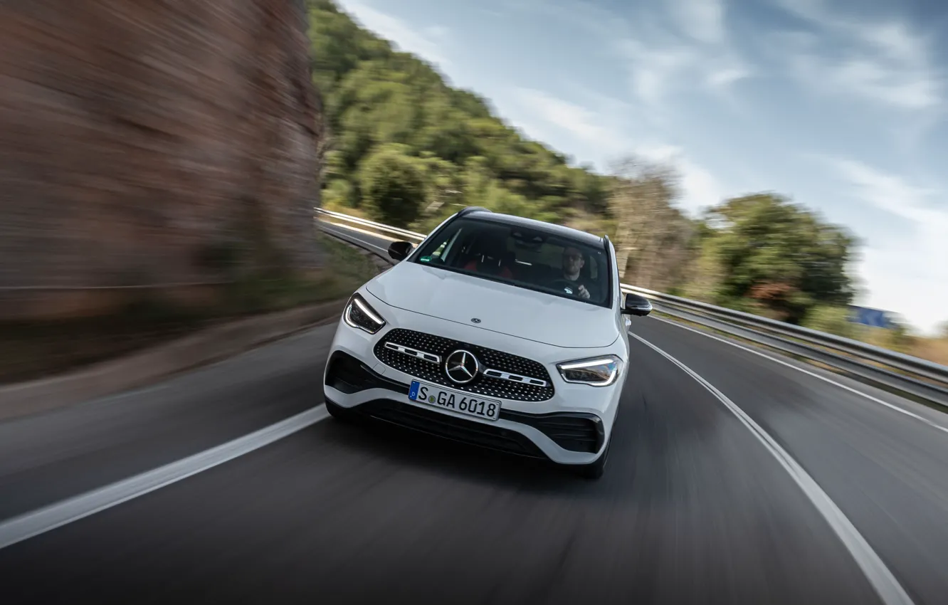 Фото обои Mercedes-Benz, скорость, кроссовер, GLA, 4MATIC, GLA-Class, 2020, AMG Line