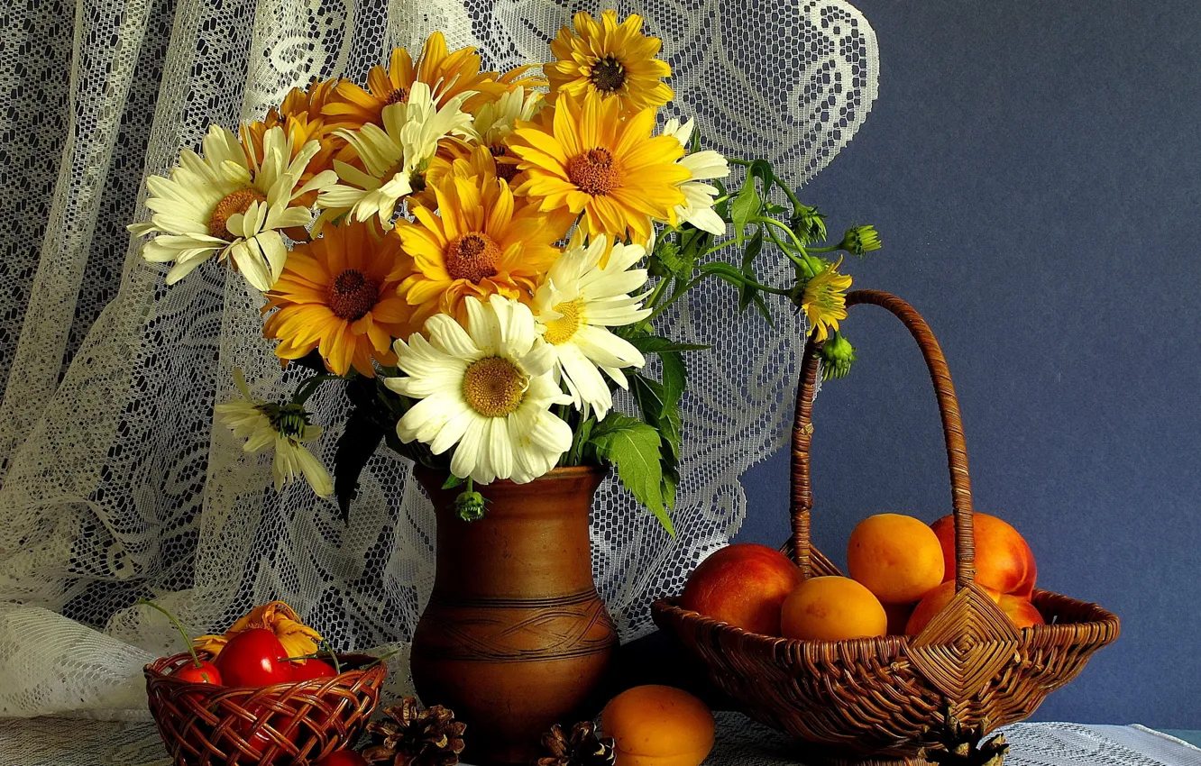 Фото обои цветы, корзина, персики, шишки, тюль