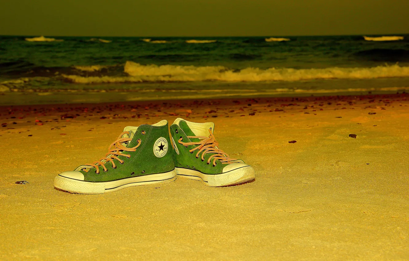 Фото обои песок, море, волны, green, побережье, кеды, converse, shoes sneakers