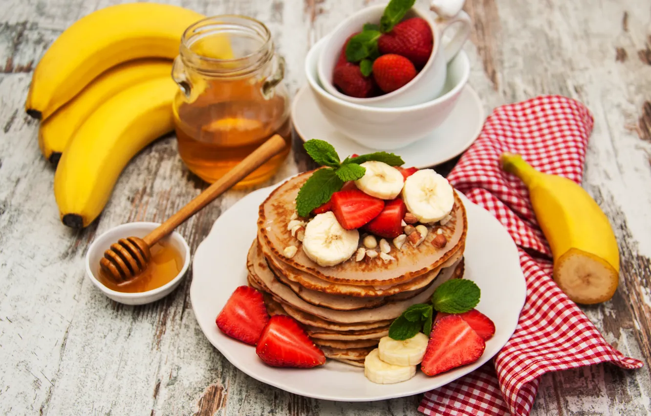 Фото обои ягоды, завтрак, клубника, мед, бананы, орехи, блинчики, Olena Rudo