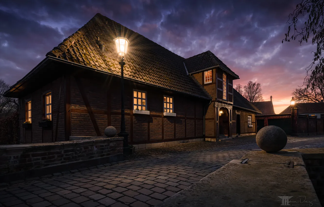 Фото обои тучи, дома, вечер, фонари