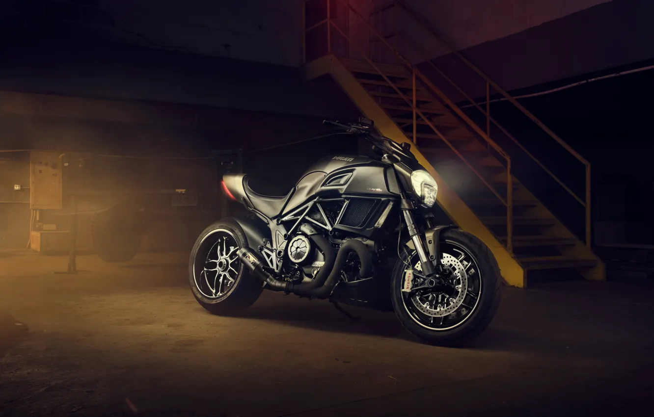 Фото обои свет, гараж, фара, лестница, мотоцикл, Ducati, black, moto