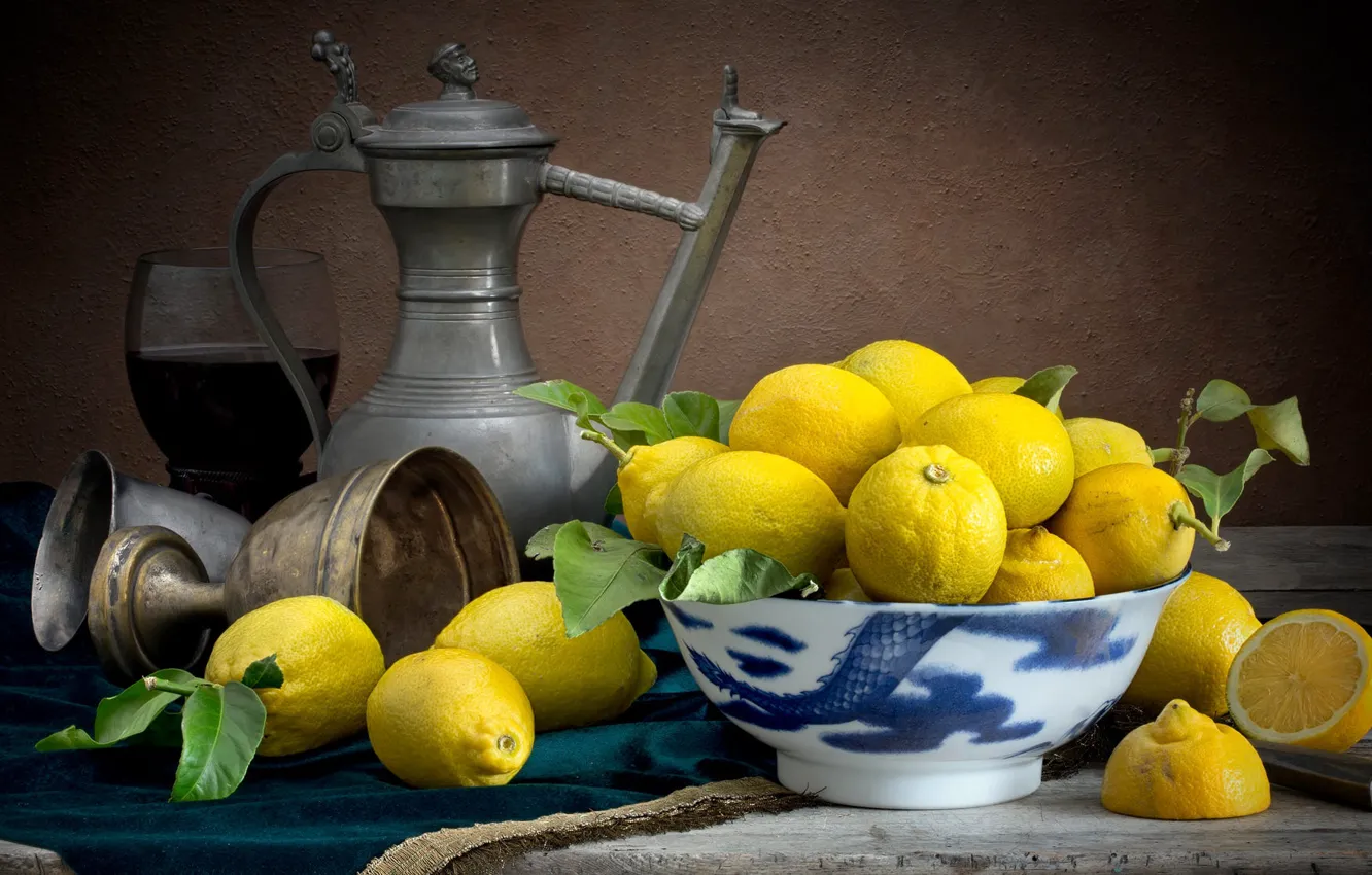 Фото обои темный фон, еда, посуда, кувшин, фрукты, натюрморт, лимоны, композиция