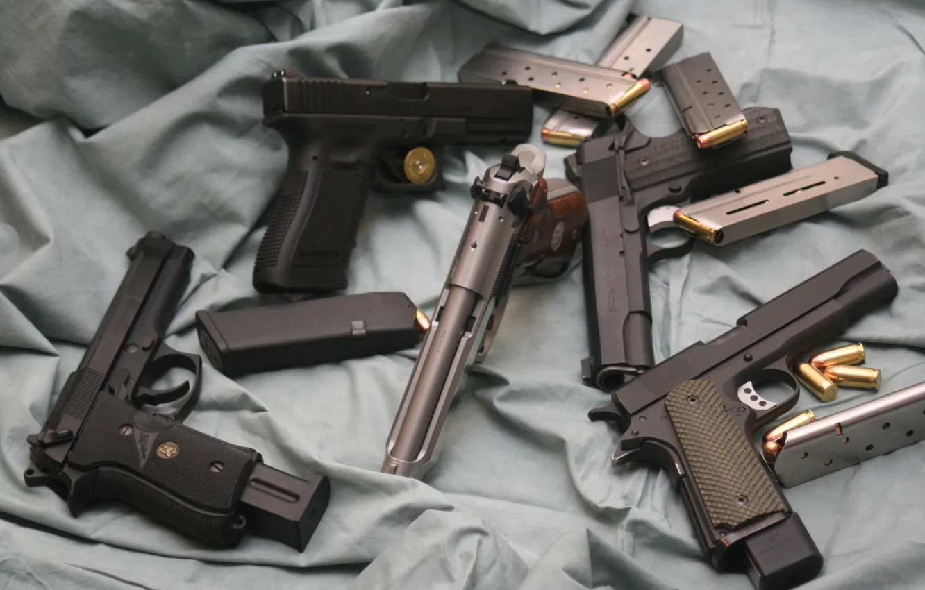 Фото обои оружие, пистолеты, обоймы
