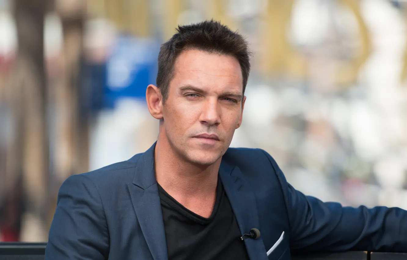 Фото обои взгляд, поза, улица, актер, Jonathan Rhys Meyers, Джонатан Рис Майерс