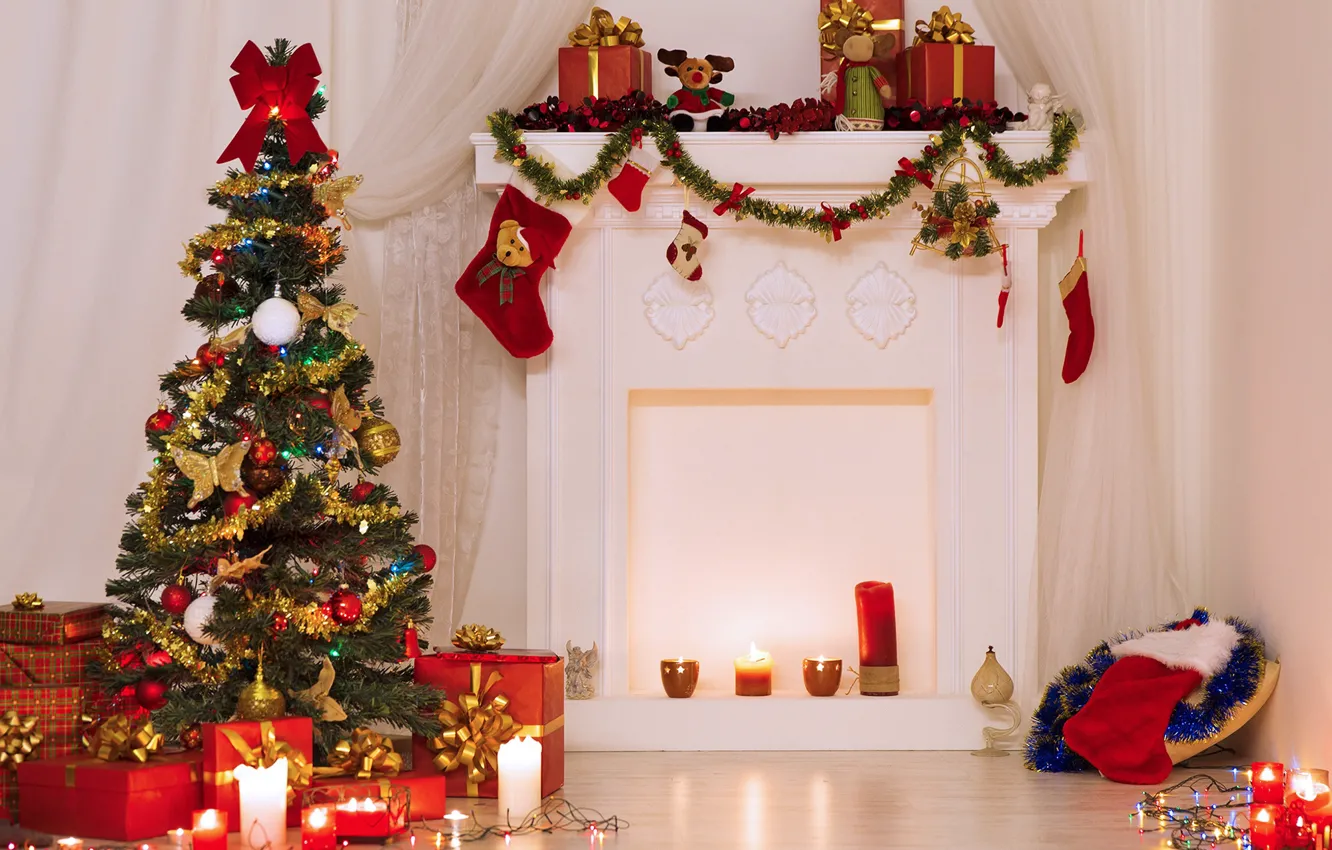 Фото обои комната, игрушки, елка, свечи, подарки, Новый год, украшение, гирлянда