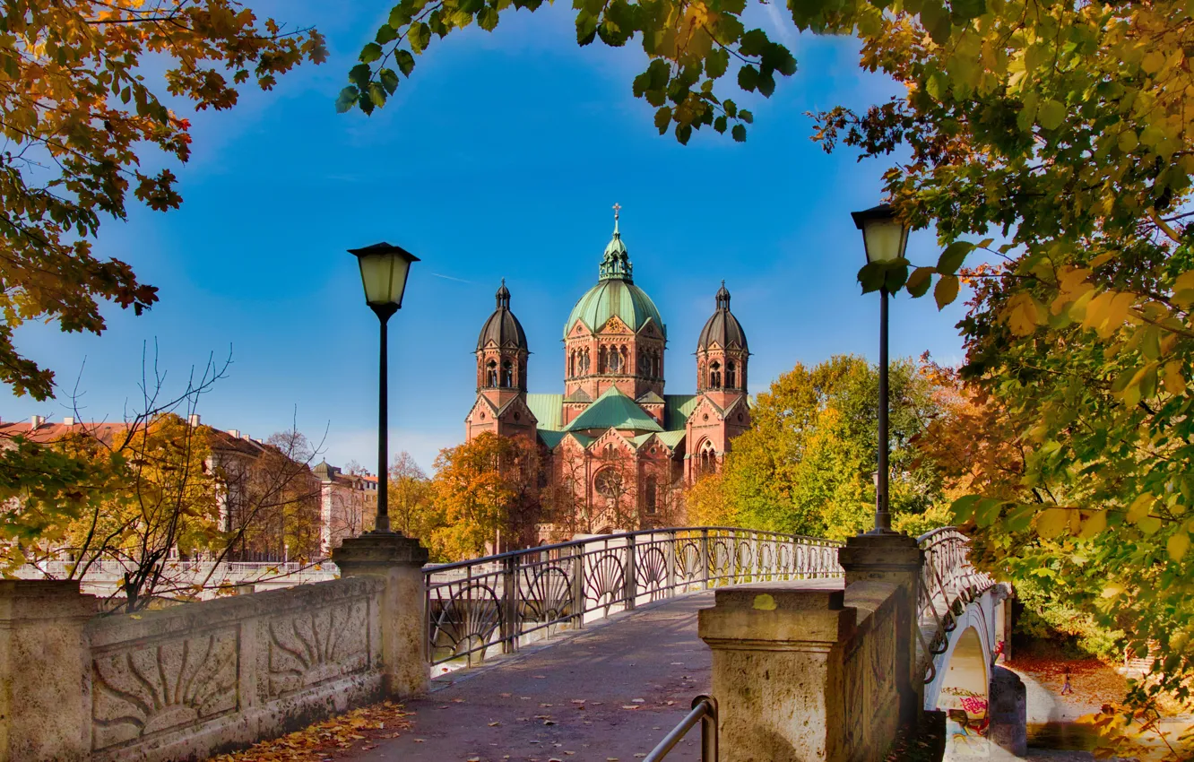 Фото обои осень, мост, природа, город, Германия, Мюнхен, фонари, церковь