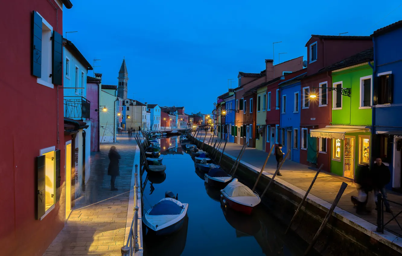 Фото обои город, дома, лодки, вечер, освещение, Италия, Венеция, канал