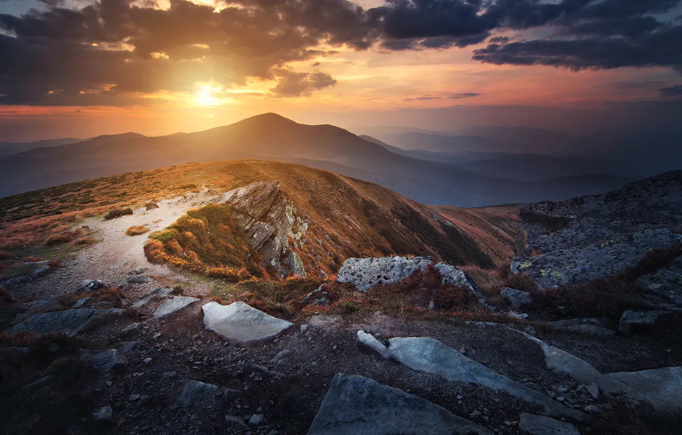 Фото обои небо, трава, солнце, облака, горы, камни, вершина, Украина